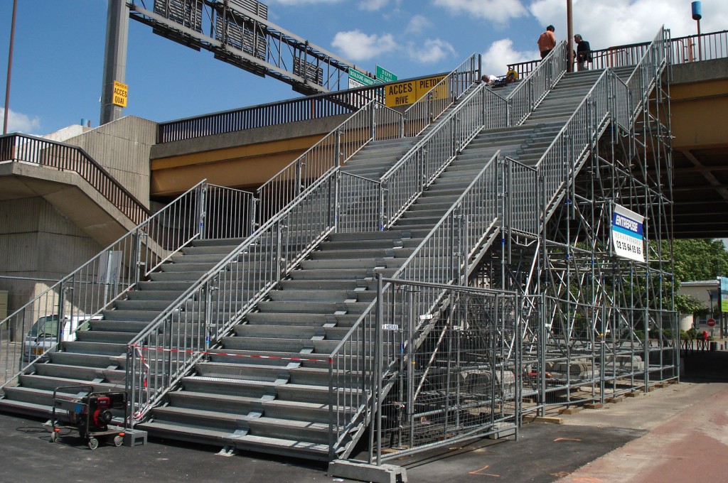 Escalier public d&amp;rsquo;acc&amp;egrave;s &amp;agrave; Rouen, pour l&amp;rsquo;Armada 2013, rassemblement des plus beaux navires &amp;agrave; voiles et b&amp;acirc;timents de guerre de la plan&amp;egrave;te